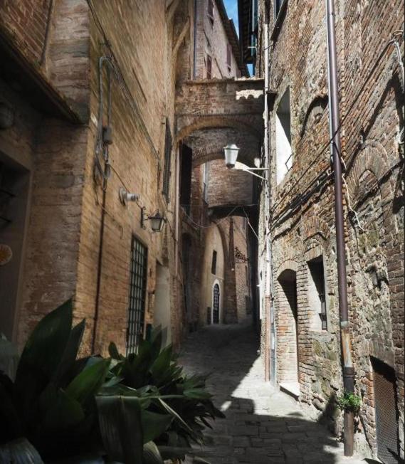 Azzi B&B Comfortably, In The Quietness Of The Perugia Historical Centre Екстер'єр фото